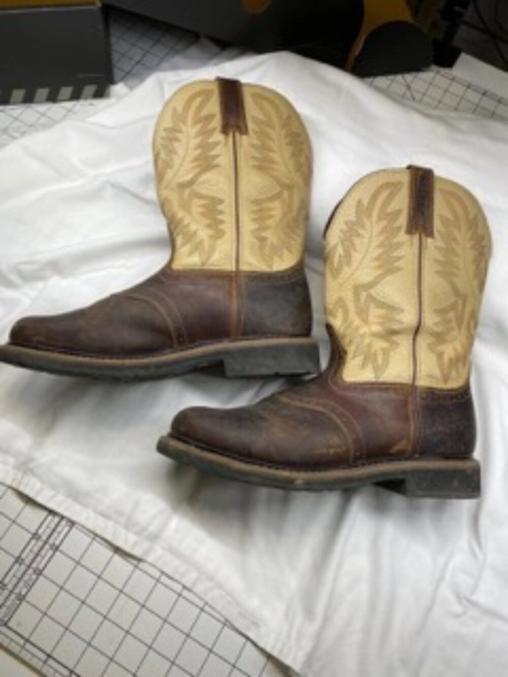 Dark brown/beige/tan men's Justin cowboy boots size 11EE
